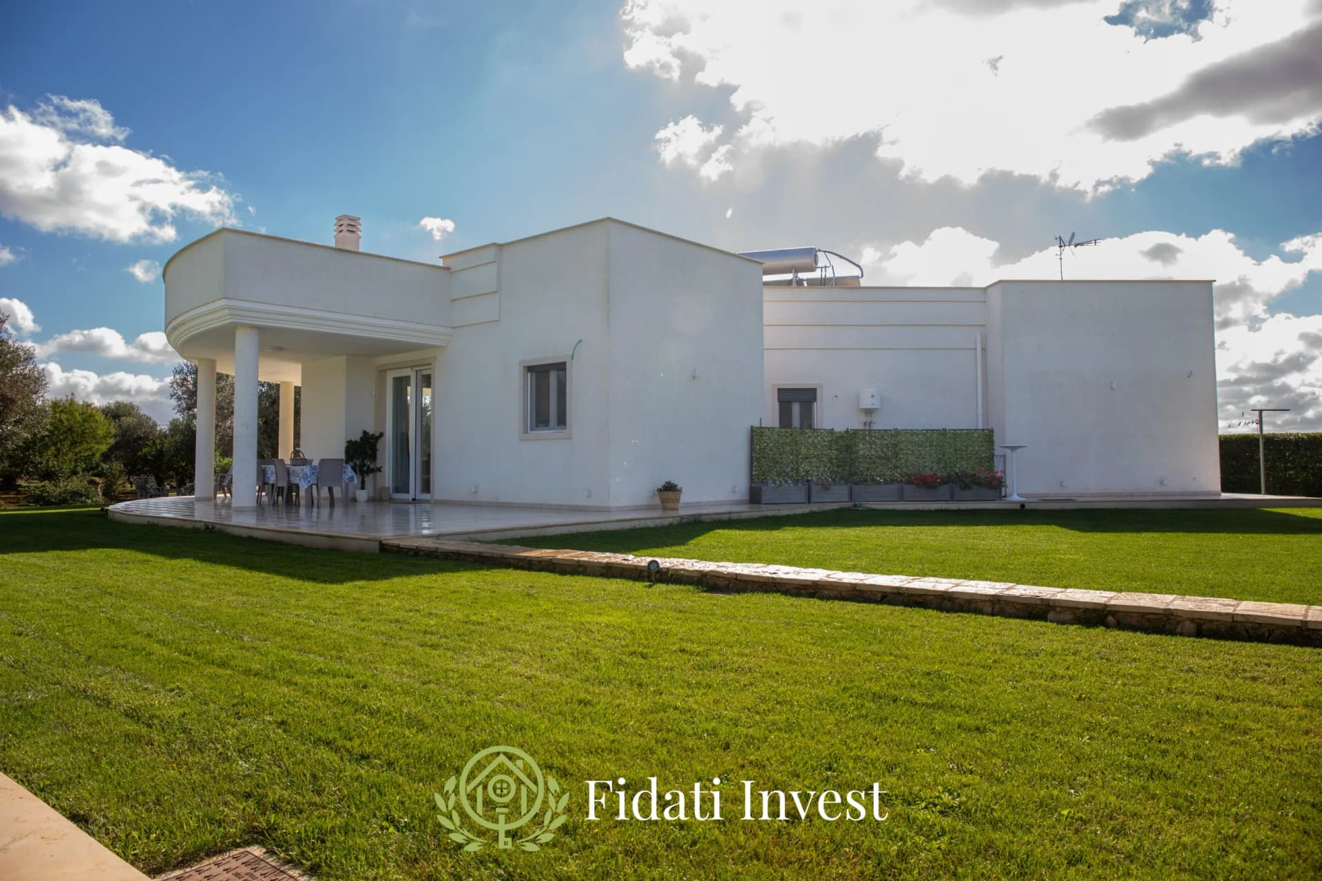 Villa moderne avec trulli restaurés, jardin et grande piscine