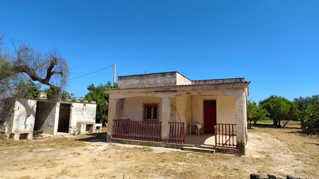 Terrain avec bâtiment à rénover à Francavilla Fontana, 8500 m²